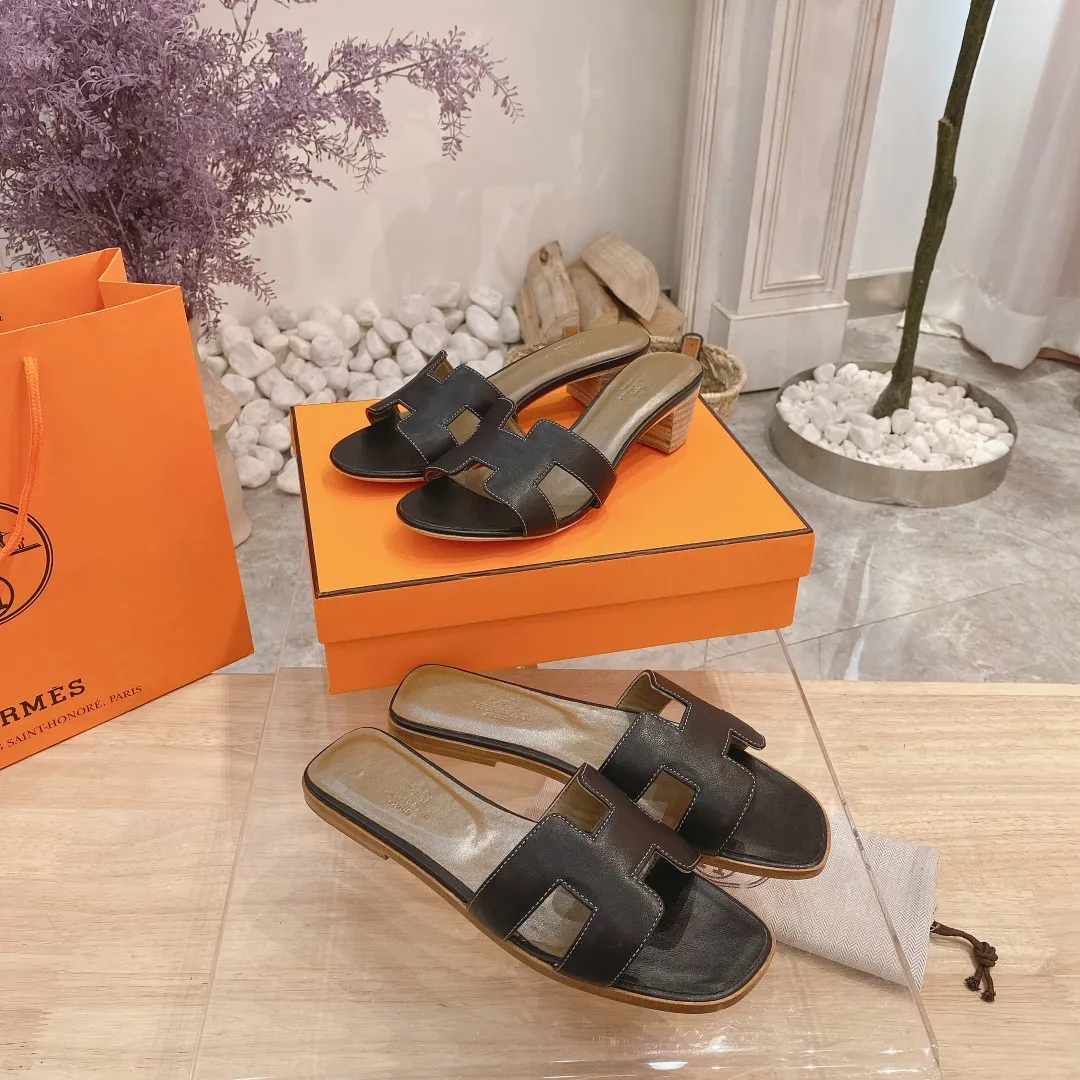 👟👟Ex-factory price 300👟👟 Genuine leather sole +40 🦄Hermès "Flat Cow Pattern" has added new color sandals, "Year-round Shipping" in classic colors... It is a must-have item in your wardrobe, and it is magically versatile in this summer! This model fully demonstrates the classic Hermès style "Flat Cow Pattern". Classic calfskin material ~ imported sheepskin. Lining 🐎Size: 34~42. Heel height ② type: low heel 1.5cm. Medium heel 4.5cm. Genuine leather sole +40 rubber sole.